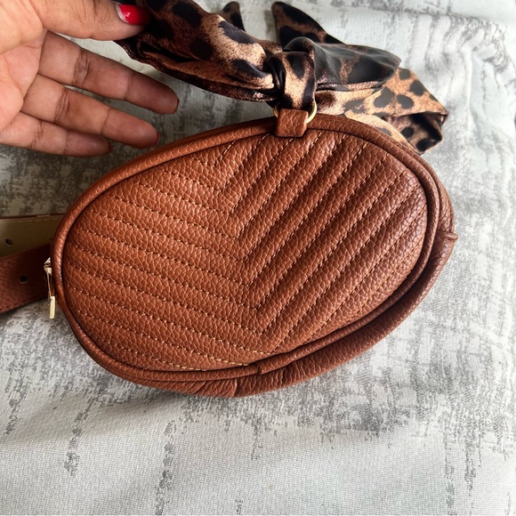 Leather Pouch With Bow - Picture 6 of 7